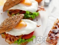 Рецепта Красиви сандвичи с бекон, яйца на очи, зелена салата и домат